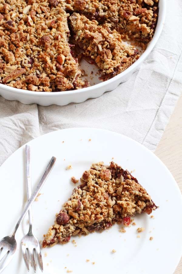 Crumble-senza-zucchero-con-bietole-e-marmellata-di-chia-e-fragole