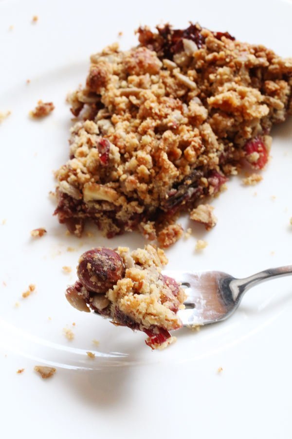 Crumble-senza-zucchero-con-bietole-rosse-e-marmellata-di-chia