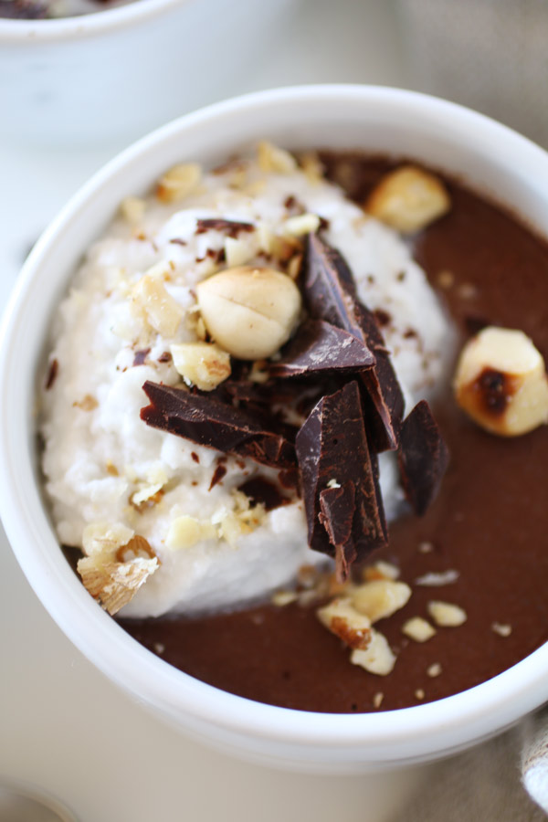 Budino al Cioccolato Senza Glutine con le Nocciole e Scaglie di Cioccolato