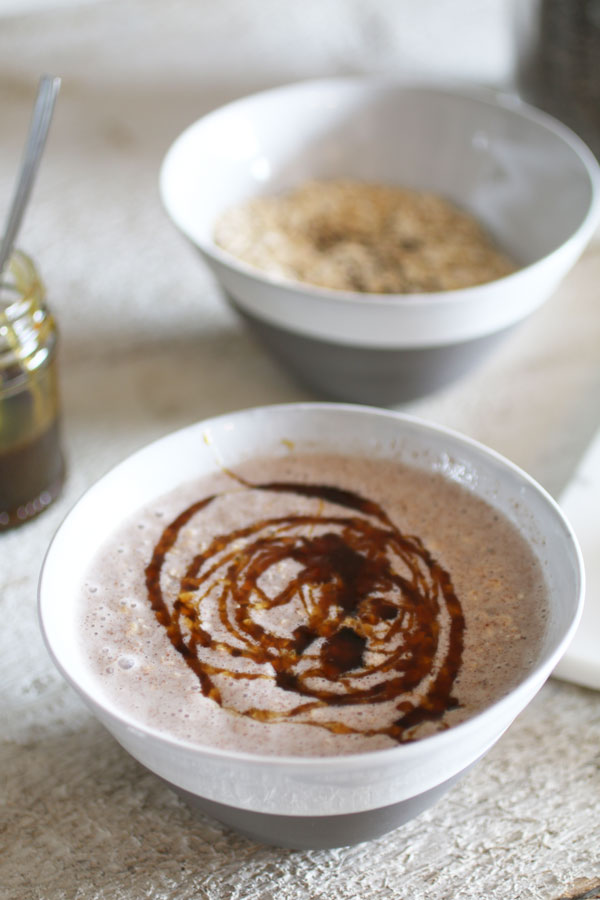 Crema di Fiocchi di Avena con Semi di Chia e Sciroppo di Yacon