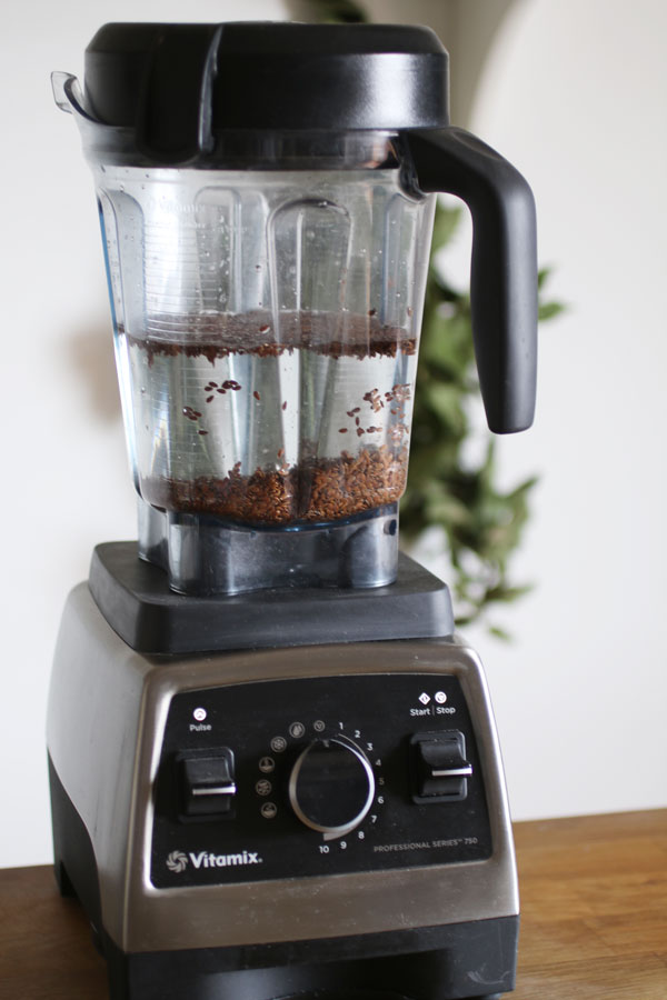 Come fare il latte di semi di lino nel frullatore con l'acqua