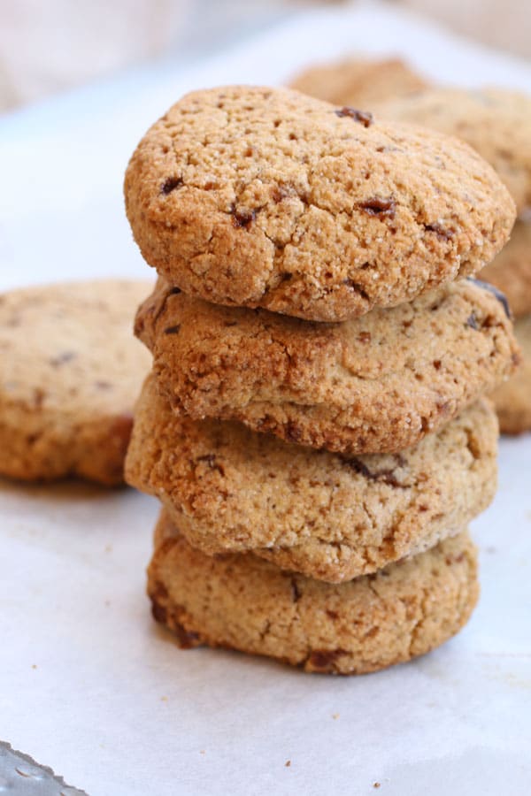Biscotti con Farina di Chufa e Nocciole e Gocce di Cioccolato impilati