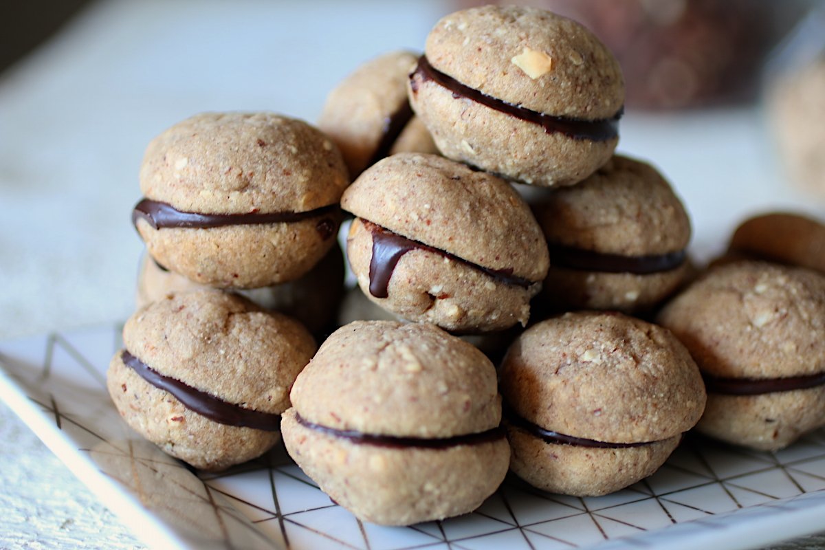 baci di dama con cioccolato che cola