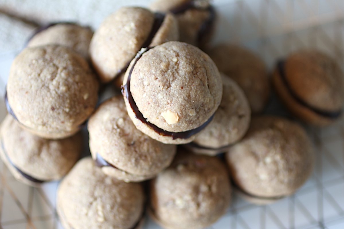 baci di dama con le nocciole  vista dall'alto