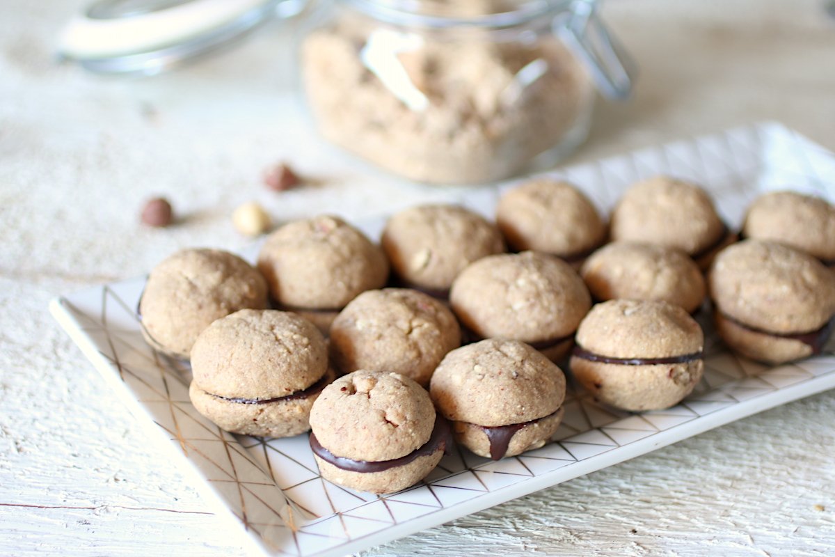 baci di dama su un vassoio con le nocciole