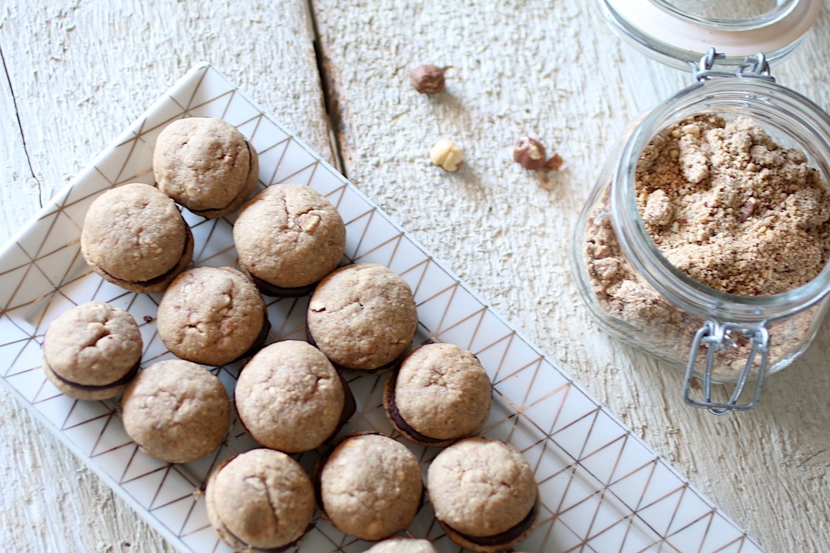 baci di dama con la farina di nocciole e nocciole