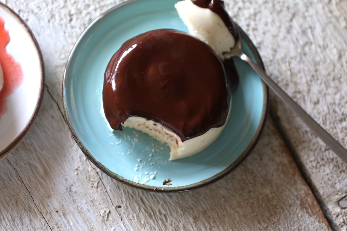 cremosa panna cotta al cioccolato con un cucchiaio e piattino