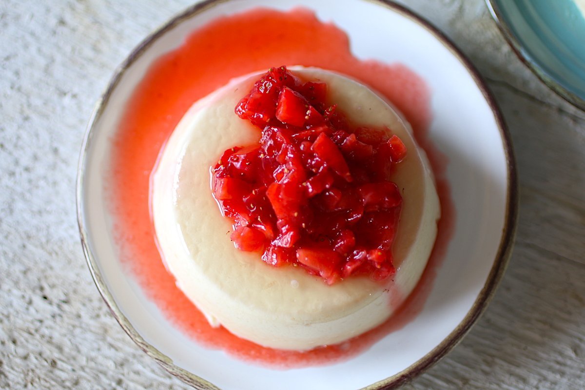 cremosa panna cotta con la salsa alle fragole sul piattino