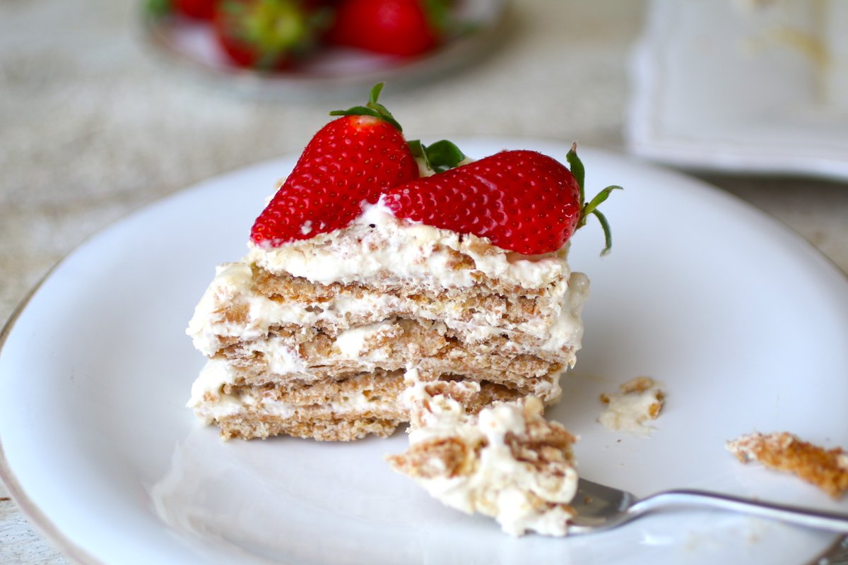 millefoglie con le fragole su un piatto con la forchetta