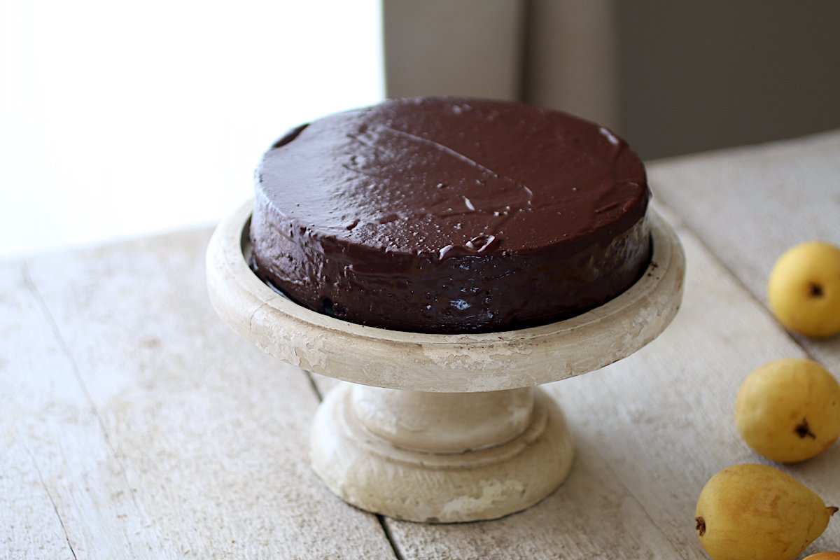 Una bellissima torta al cioccolato sull'alzata di legno