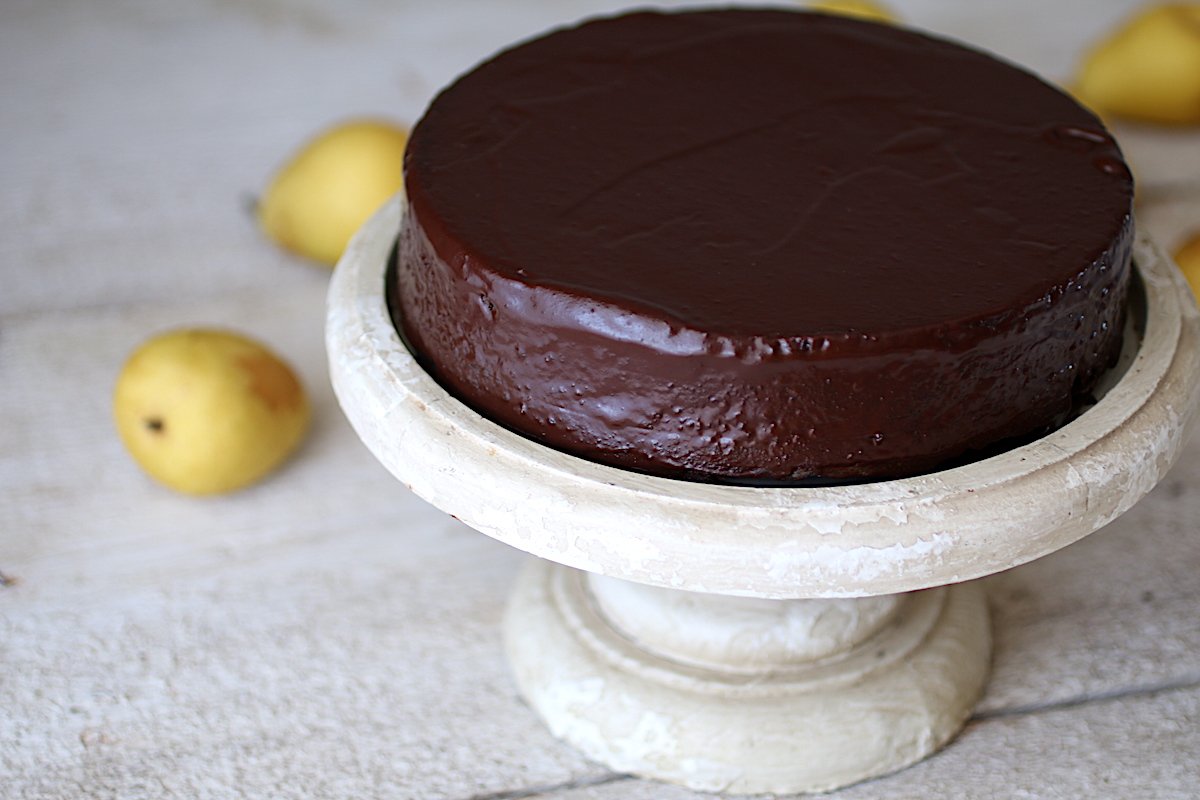 Torta di cioccolato sull'alzata di legno