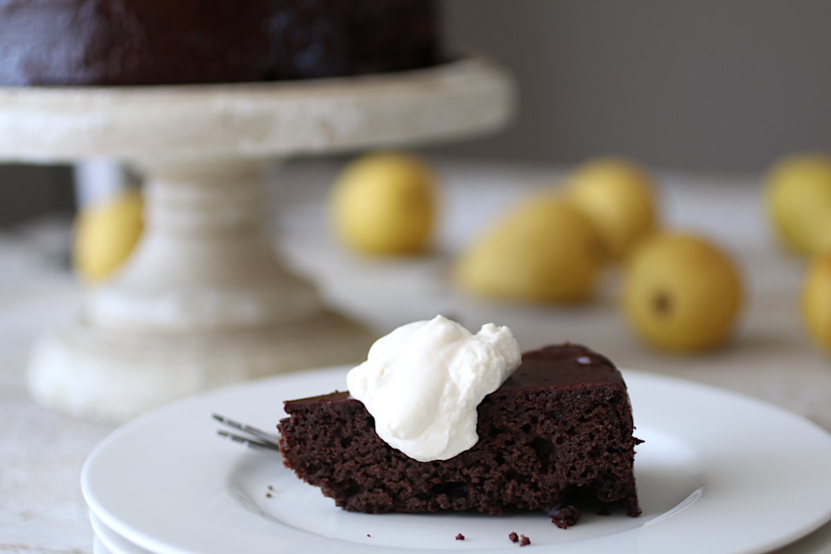 Una fetta di torta al cioccolato con la panna